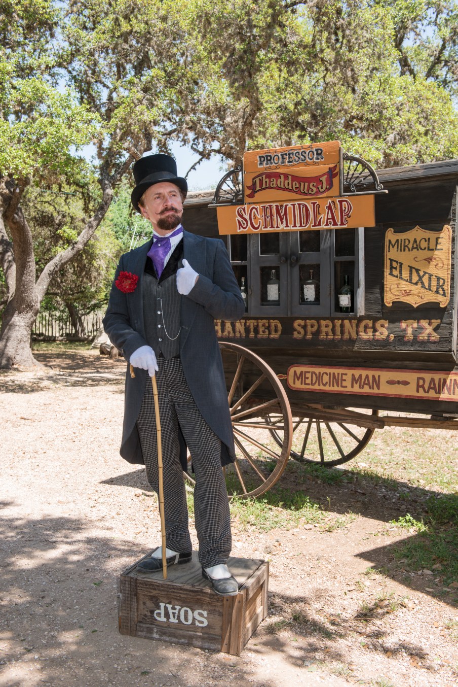 Snake-oil_salesman_Professor_Thaddeus_Schmidlap_at_Enchanted_Springs_Ranch,_Boerne,_Texas,_USA_28650a.jpg
